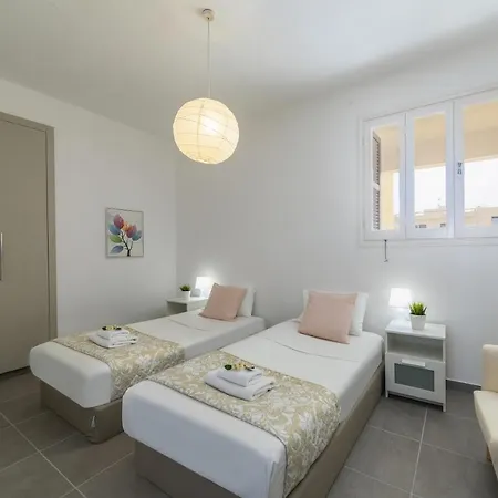 Daire Almyra Seaview Suites *